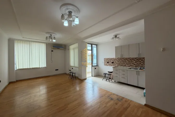 Tirane, jepet me qera zyre Kati 5, 108 m² 850 € (Qender)