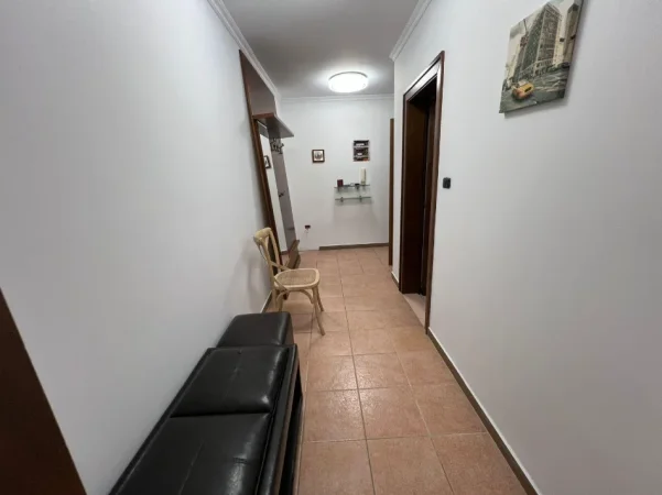 Tirane, jepet me qera apartament 1+1 Kati 7, 650 € (VASIL SHANTO)