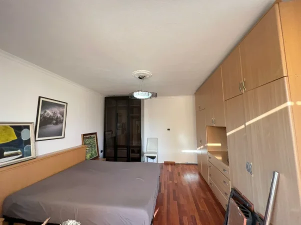 Tirane, jepet me qera apartament 1+1 Kati 7, 650 € (VASIL SHANTO)