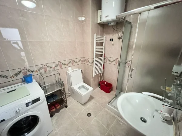 Tirane, jepet me qera apartament 1+1 Kati 7, 650 € (VASIL SHANTO)