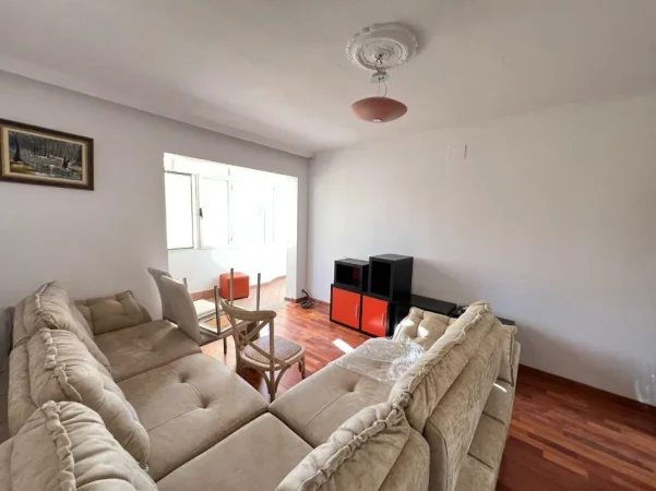 Tirane, jepet me qera apartament 1+1 Kati 7, 650 € (VASIL SHANTO)