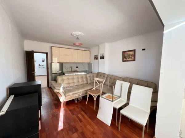 Tirane, jepet me qera apartament 1+1 Kati 7, 650 € (VASIL SHANTO)