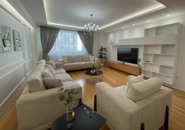 Tirane, jepet me qera apartament 3+1 , 180 m² 2.500 € 