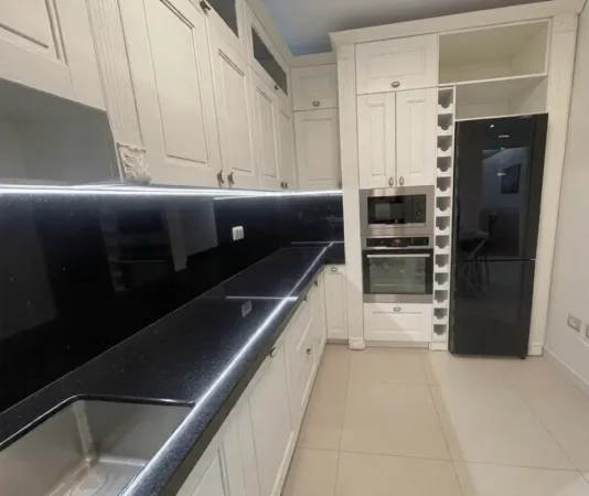 Tirane, jepet me qera apartament 3+1 , 180 m² 2.500 € 