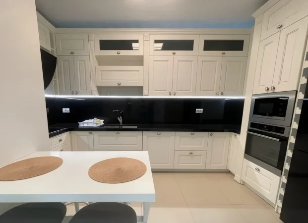 Tirane, jepet me qera apartament 3+1 , 180 m² 2.500 € 