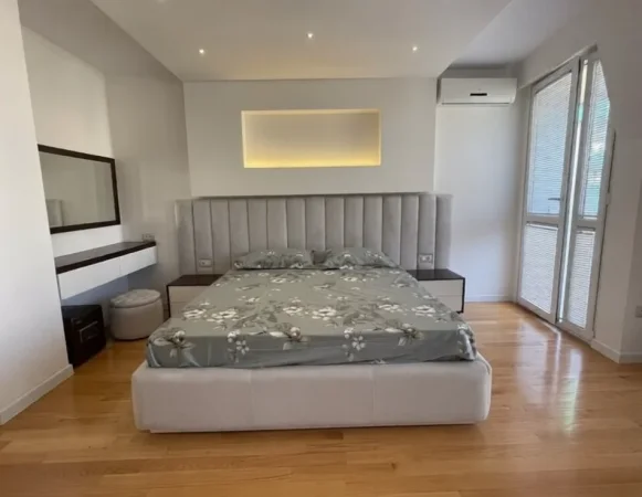 Tirane, jepet me qera apartament 3+1 , 180 m² 2.500 € 
