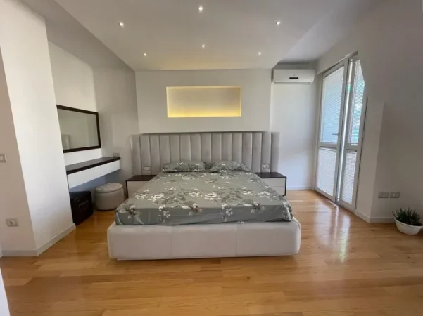 Tirane, jepet me qera apartament 3+1+Ballkon Kati 5, 180 m² 2.500 € (Ambasador 2, Tirane)