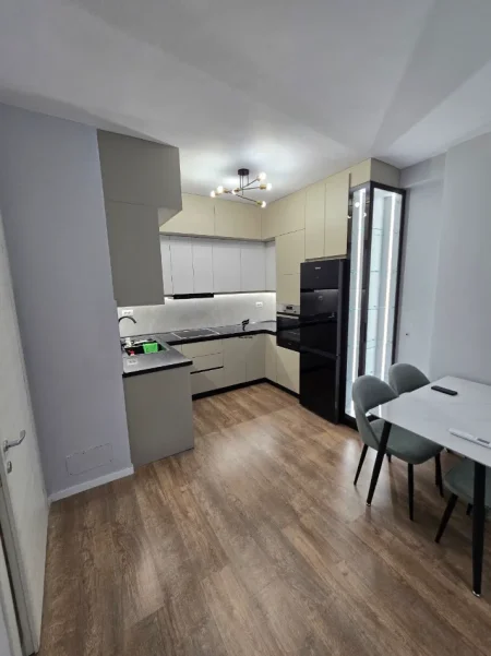 Tirane, jepet me qera apartament 1+1 Kati 6, 82 m² 500 € (LAPRAKE)