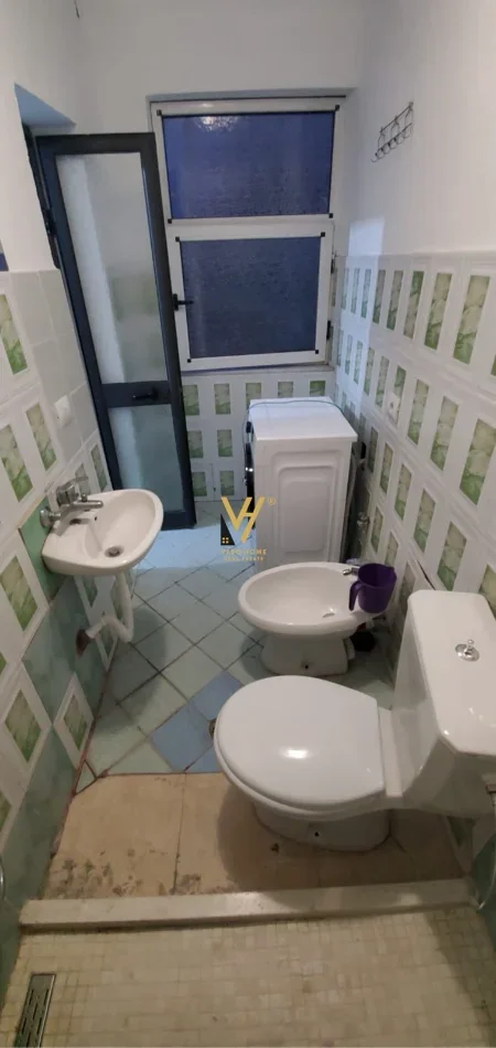 Tirane, jepet me qera apartament 1+1+Ballkon Kati 5, 60 m² 400 € (BRRYL)