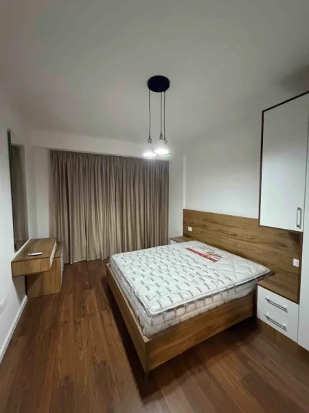 Tirane, jepet me qera apartament 1+1 Kati 5, 70 m² 450€ (URBAN GATE)