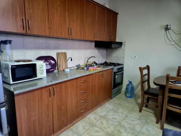 Tirane, jepet me qera apartament 1+1 Kati 2, 60 m² 450 € (LAPRAKE)