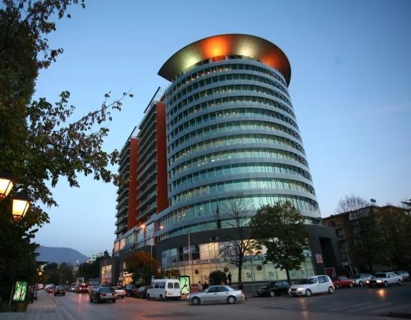 Tirane, jepet me qera zyre , 305 m² 9.150 € 