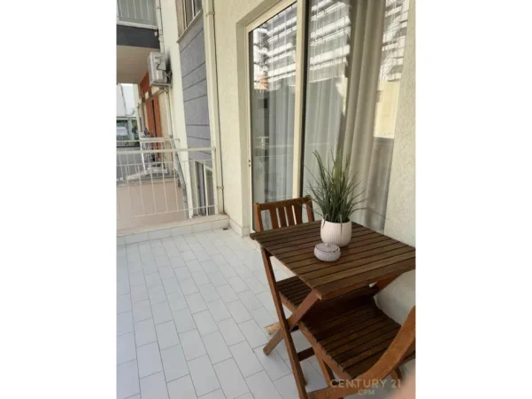 Tirane, jepet me qera apartament 2+1+Ballkon Kati 2, 82 m² 850 € (kopshti botanik)