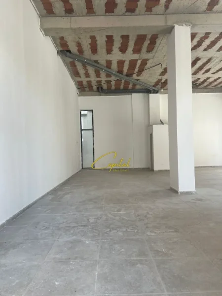 Tirane, jepet me qera ambjent biznesi Kati 0, 120 m² 2.000 € (XHAMLLIKU)