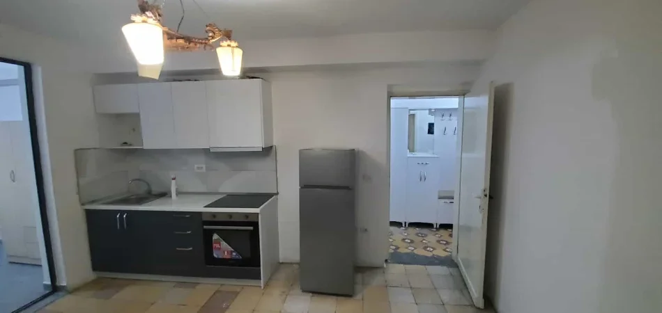 Tirane, jepet me qera apartament 1+1+Ballkon Kati 5, 60 m² 400 € (BRRYLI)