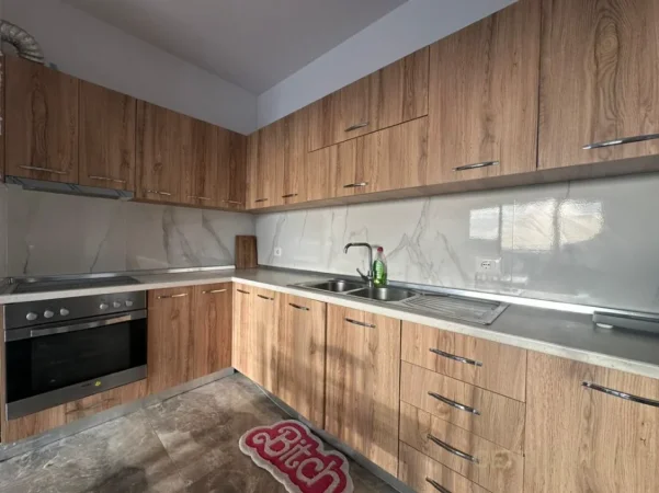 Tirane, jepet me qera apartament 1+1+Ballkon Kati 8, 72 m² 500 € (farmacia 10)