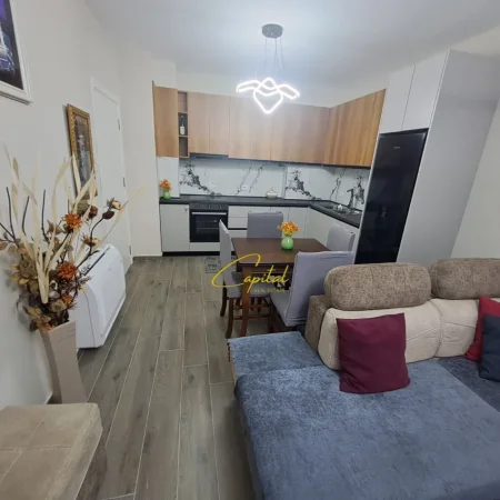 Tirane, jepet me qera apartament 1+1 Kati 2, 70 m² 550 € (XHAMLLIKU)