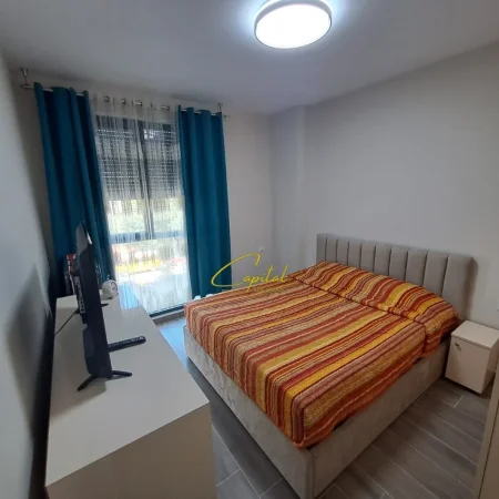 Tirane, jepet me qera apartament 1+1 Kati 2, 70 m² 550 € (XHAMLLIKU)