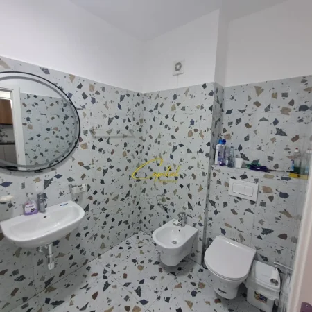 Tirane, jepet me qera apartament 1+1 Kati 2, 70 m² 550 € (XHAMLLIKU)