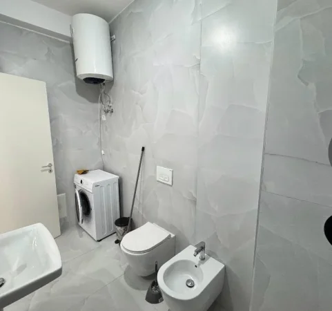 Tirane, jepet me qera apartament 1+1+Ballkon Kati 5, 61 m² 390 € 
