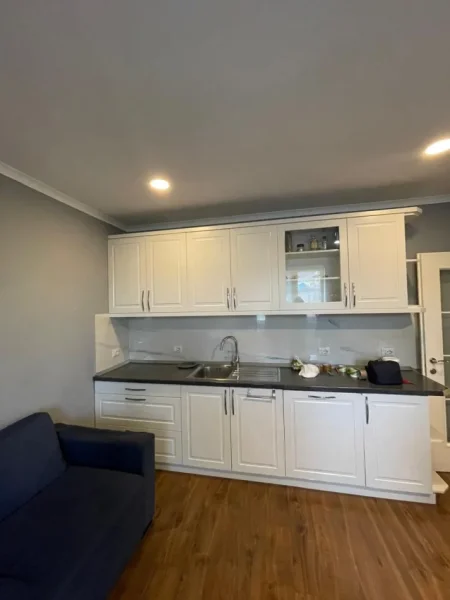 Tirane, jepet me qera apartament 2+1 Kati 5, 80 m² 800 € (Vasil Shanto)