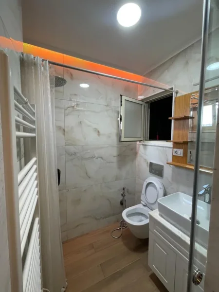 Tirane, jepet me qera apartament 2+1 Kati 5, 80 m² 800 € (Vasil Shanto)