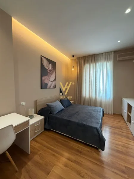 Tirane, jepet me qera apartament 1+1+Ballkon Kati 2, 95 m² 1.100 € (BLLOK)