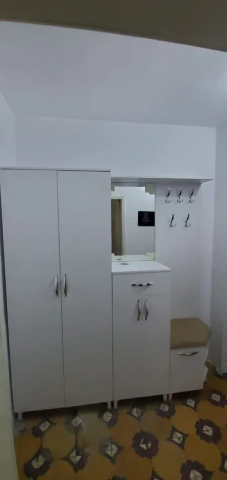 Tirane, jepet me qera apartament 1+1 Kati 5, 65 m² 400 € (Brryli)