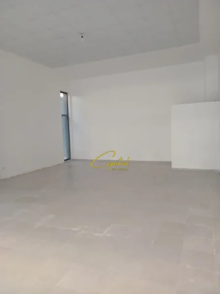 Tirane, jepet me qera ambjent biznesi Kati 0, 90 m² 500 € (XHAMLLIKU)