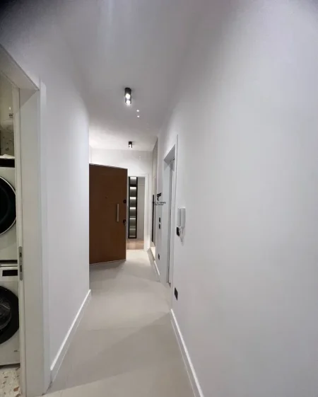 Tirane, jepet me qera apartament 2+1 Kati 1, 90 m² 1.000 € (KINOSTUDIO)