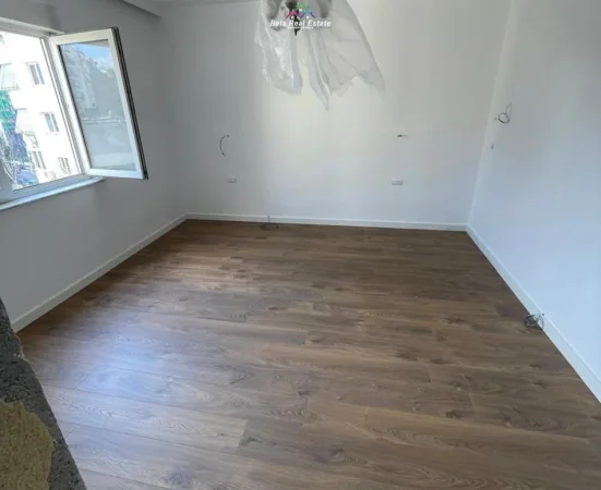 Tirane, jepet me qera zyre Kati 3, 67 m² 1.000 € (Rruga e ELbasanit)
