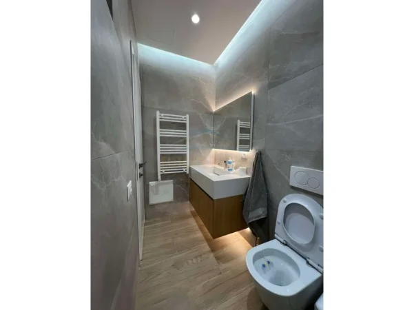 Tirane, jepet me qera apartament 2+1+Ballkon Kati 5, 110 m² 1.200 € (Kopshti Botanik)