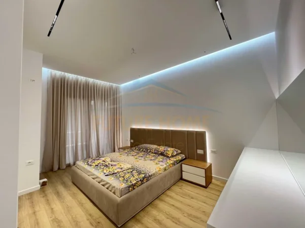 Tirane, jepet me qera apartament 2+1+Ballkon Kati 5, 110 m² 1.200 € (Kopshti Botanik)
