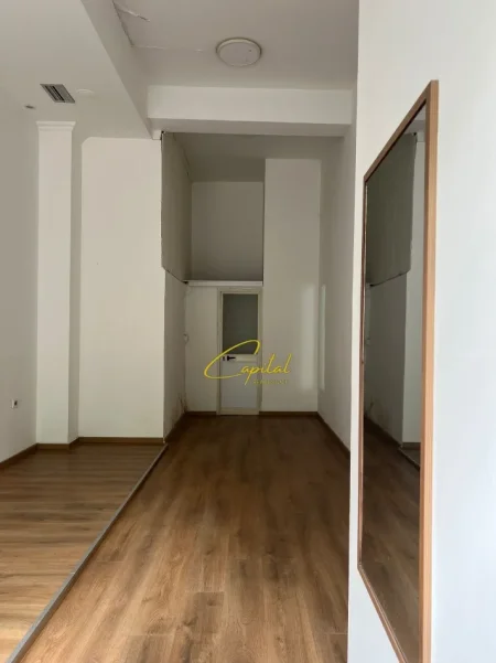 Tirane, jepet me qera ambjent biznesi Kati 0, 28 m² 400 € (XHAMLLIKU)