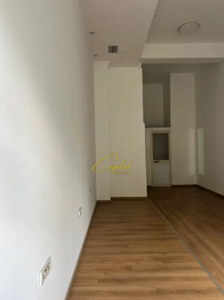 Tirane, jepet me qera ambjent biznesi Kati 0, 28 m² 400 € (XHAMLLIKU)