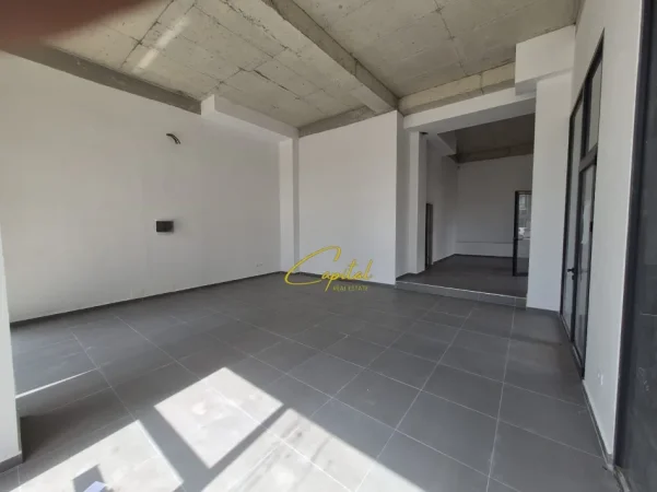 Tirane, jepet me qera ambjent biznesi Kati 0, 80 m² 1.000 € (XHAMLLIKU)