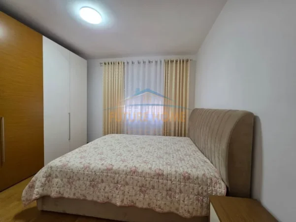 Tirane, jepet me qera apartament 3+1+Ballkon Kati 2, 250 m² 1.800 € (Touch Of the Sun)
