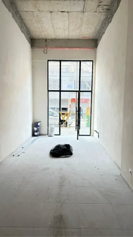 Tirane, jepet me qera dyqan Kati 0, 31 m² 920 € (PAZARI I RI)