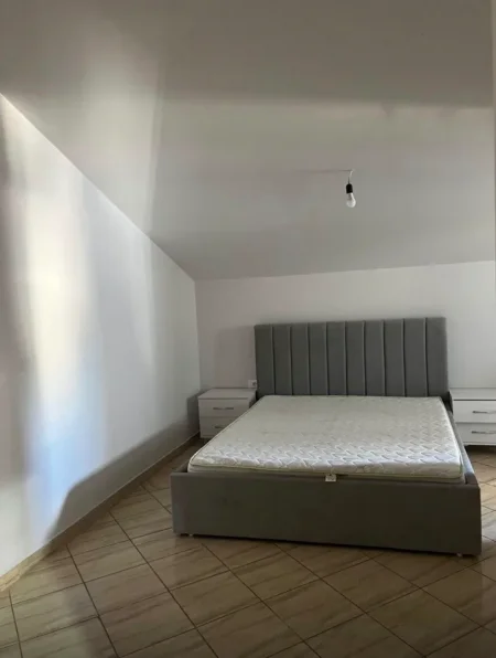 Tirane, jepet me qera shtepi 2+1+Ballkon Kati 3 meter 75 meterkatrore (Besim cera)