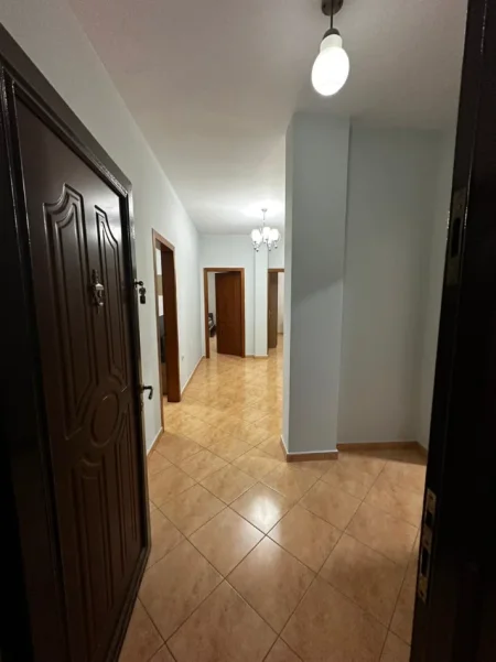 Tirane, jepet me qera Vile 3+1 Kati 3, 130 m² 580 € (Rruga Teodor Keko)