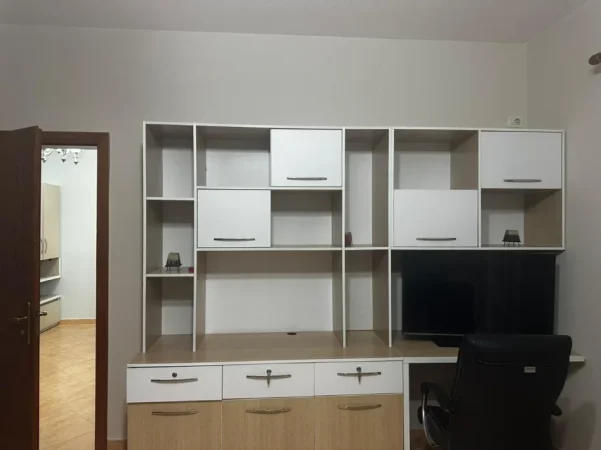 Tirane, jepet me qera Vile 3+1 Kati 3, 130 m² 580 € (Rruga Teodor Keko)