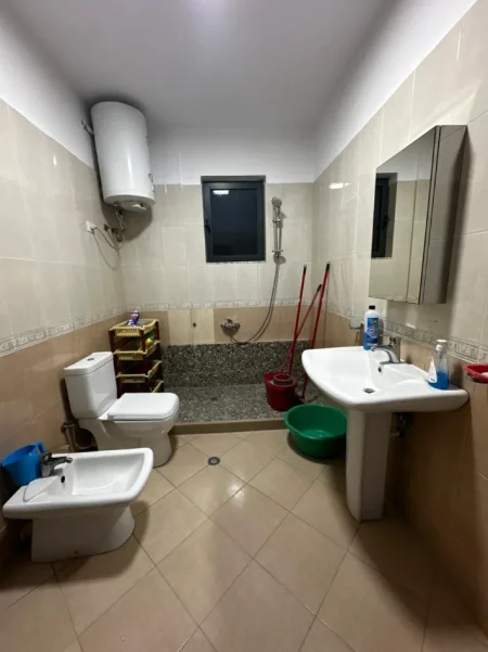 Tirane, jepet me qera Vile 3+1 Kati 3, 130 m² 580 € (Rruga Teodor Keko)