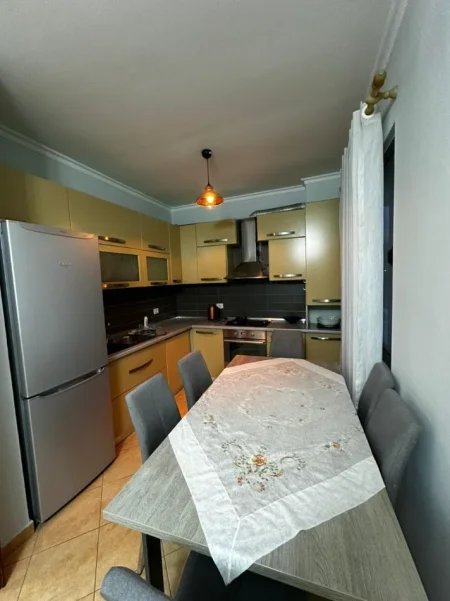 Tirane, jepet me qera Vile 3+1 Kati 3, 130 m² 580 € (Rruga Teodor Keko)