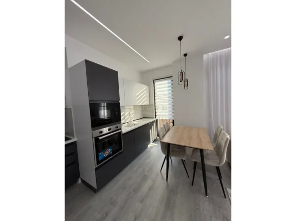 Tirane, jepet me qera apartament 1+1 Kati 3, 63 m² 650 € (siri kodra)