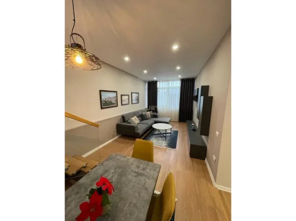 Tirane, shitet apartament 2+1+Ballkon Kati 8, 102 m² 200.000 € 
