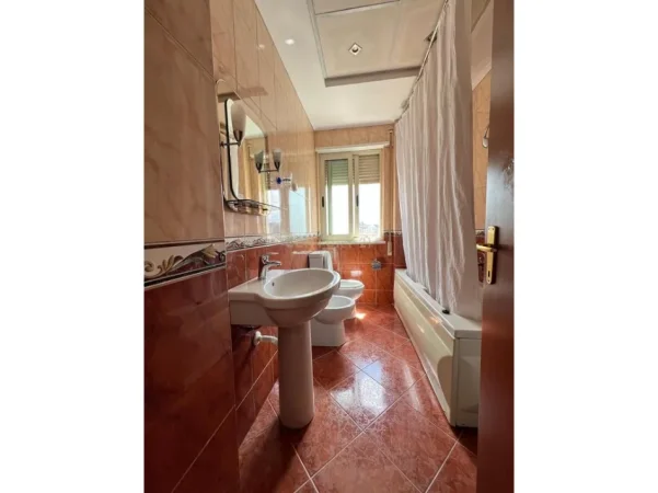 Tirane, jepet me qera apartament 2+1 Kati 8, 104 m² 650 € (don bosko)