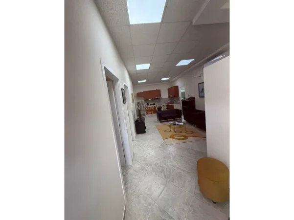 Tirane, jepet me qera apartament 2+1 Kati 1, 96 m² 650 € (ambasada gjermane)
