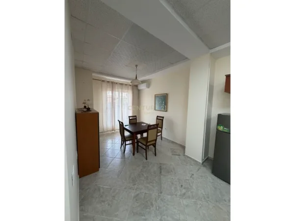 Tirane, jepet me qera apartament 2+1 Kati 1, 96 m² 650 € (ambasada gjermane)