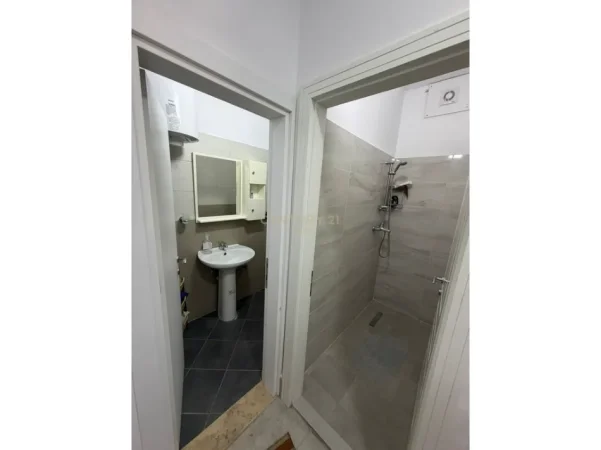 Tirane, jepet me qera apartament 2+1 Kati 1, 96 m² 650 € (ambasada gjermane)