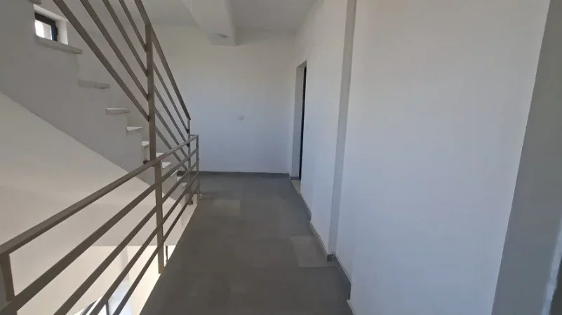 Tirane, jepet me qera ambjent biznesi Kati 1, 94 m² 600 € (Rruga 5 Maji)